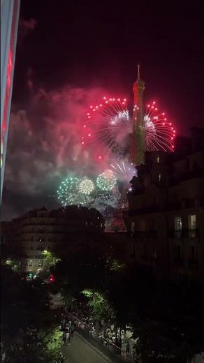Fireworks Display At The Eiffel Tower In France. ‪@Risen-e4n‬