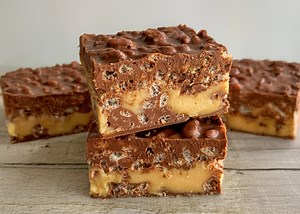 Caramel Fudge Crunch Bars 😍 Maybe one of my all-time favourite recipes and it's actually my neighbours favourite recipe I've made 💕 They’re chocolatey and crunchy on the outside with a smooth and sweet caramel fudge layer on the inside 🤤 They’re super easy to make and sooo delicious! Sound on for full instructions 🔉 All you need is: 1/2 tin (200g) of condensed milk 100g light brown sugar 60g salted or unsalted butter 1 1/2 tbsp golden syrup or honey 100g white chocolate, broken into chunks 6