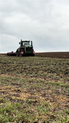 Exploring the John Deere 9620RX and Horsch Tiger 5AS