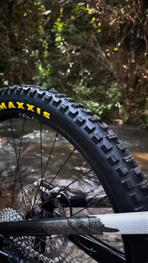 Rallon DH, la bicicleta más ambiciosa de @orbea🔥 Con 200 mm de suspensión delantera y trasera, está preparada para enfrentarse a toda velocidad a los descensos más inclinados y exigentes.🤯 El lanzamiento de esta Rallon DH representa la entrada definitiva de Orbea en el mundo del downhill profesional y en tan poco tiempo ya ha demostrado ser válida para ganar en la copa del mundo. Está bici es exactamente la misma bici que ya tiene podios.🥇🏆⛰️🚲 La versión de Enduro, como la de DH, comparten 