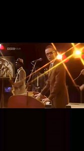 The Specials - Monkey Man . Tv Show 'Something Else', 1979. Una de las bandas de fuertes pronunciamientos políticos . Ocho chicos que se juntaron gracias a Jerry Dammers y dieron forma a un género, además de fundar una discográfica historica . Crecieron en una ciudad llena de matices lo que les permitió compartir tanto el espacio como la música ,como el punk ,el rockabilly, el calypso, rocksteady,reggae,y ska . Fué ese contexto el que propició una cultura urbana casi exclusiva de la clase trabaj