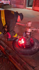 An FDNY Engine Company Chauffeur attempts to thaw a frozen hydrant with a flare at a fire in Harlem. This time of year fire companies battle both fire and ice. | FDNY Response Videos