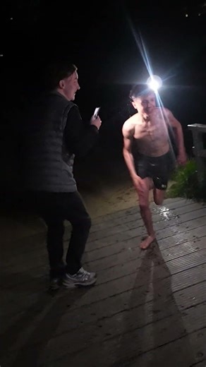 HIJ SPRINGT IN HET WATER VOOR €10,-