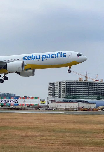Cebu Pacific II Boeing B787 Landing in Manila