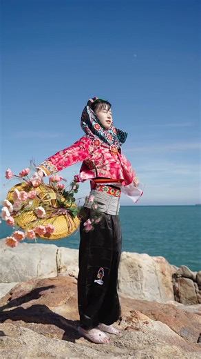 1.7K views · 107 reactions | Absolutely stunning! Rouge Red, Indigo Green, Shell Pink, Peacock Blue, Lilac Purple… each shade of traditional Chinese color weaves together a vision of unique and magnificent Eastern aesthetics. #HuiAnWomen #EasternAesthetics #TraditionalColors Refreshing Fujian 清新福建 Why China | Hola Fujian | Facebook