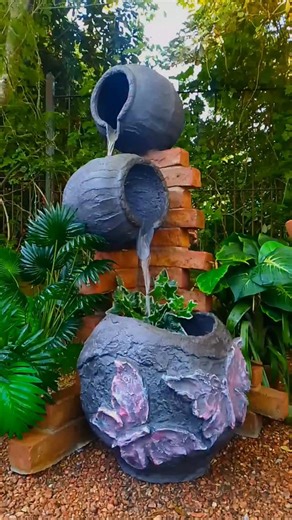 🔸 FUENTE DE AGUA CANTAROS GRIS🔸 🌿 ¿Cuál es el mejor lugar para poner una fuente de agua? 🍃 No cualquier lugar del hogar es ideal para instalar una fuente. Y de hecho existen consejos para diferentes sectores. 🌿 Según la teoría del feng shui, la presencia de alguna fuente de agua es un aspecto fundamental en el hogar. Y cuanto mayor sea la cantidad de agua, mejor es la calidad de vida. 🍃 Colocar una fuente de agua en el hogar no solo tiene un gran efecto decorativo, sino que la filosofía fe