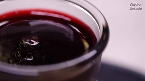 Cette gelée de mûres super facile à faire est parfaite sur des tartines, des crêpes ou des tranches de brioche toastées 😋 La recette écrite par ici : http://bit.ly/2MyCQS1 | Cuisine Actuelle