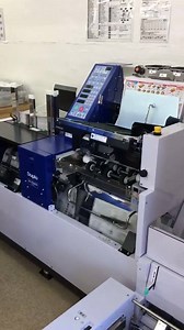 かちまい芽室(川浦由光店長)は、約4300部の新聞を扱う販売店です。芽室町の農村地区・中山間地だけで7台の配達車両に新聞を分けて配達していて、最後の配達員が戻ってくるのは、夜8時過ぎ（！）になります。 新聞が本社から販売店に到着すると、新聞に「折込チラシ」を挟み込んでから配達に出るのですが、実はこれに結構時間がかかります。4300部ですからね。。 芽室店では、この作業を | かちまい、届けてます