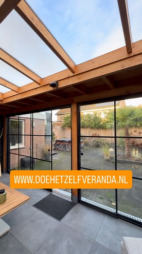 Bouw je eigen #tuinkamer voor nog geen €13.500. In deze reel een prachtig voorbeeld van een enthousiaste doe het delver die met ons tuinkamer #bouwpakket aan de slag is gegaan. Wil jij ook besparen op dure aannemers? En vind je het niet erg om je handen uit de mouwen te steken? En werk je graag met professionele producten? Neem dan contact met ons op! | Doe Het Zelf Veranda | Facebook