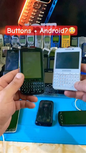 Samsun Galaxy pro Vs Motorola Droid pro Android with buttons #samsung #mobile #motorola #retro #old