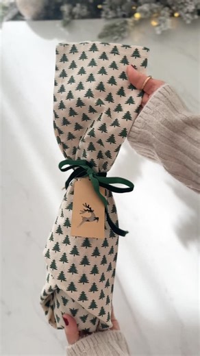Anita | Home Decor on Instagram: "Wrap your wine bottles with beautiful Christmas tea towels for a simple fun look ✨ save this for later . . . . , . #giftwrapping #giftideas #giftwrappinghacks #tipsandtricks #howto #wine #presents #christmas #christmas #christmashosting #holidayhome #holidayhosting #christmasdecor #kitchen"
