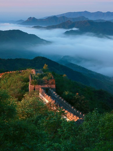Have you witnessed the dazzling lights of the Great Wall? Have you seen the Great Wall shrouded in mist and clouds? Watch the video and experience the unique beauty of the Great Wall. #greatwall #mutianyugreatwall #tourism #traveling #Beijing #Beijinglife#beautifulscenery