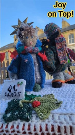 ✨ “Amazing Knitted Carol Singers Display – Spreading Christmas Joy!” 🌟 #YarnBombing