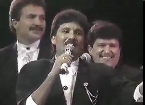 513K views · 11 reactions | Binomio De Oro con Rafael e Israel en el MADISON SQUARE GARDEN en ( NEWYORK ) en Octubre del año 1987, Así puso a brincar y bailar a los asistentes con este éxito " EL HIGUERON ". ️ | Rafael Jose Orozco Maestre "El Idolo" | Facebook