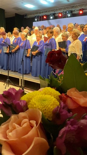 🇵🇱 Muzyka, wzruszenia i duma z Niepodległej! 🎶 W sali widowiskowej Okoneckie Centrum Kultury odbył się wyjątkowy koncert patriotyczny z udziałem chórów: Ballada z Debrzna, Gromada ze Starej Wiśniewki, Sonata z Okonka oraz Tęcza z Zakrzewa. Podczas wydarzenia zabrzmiały m.in. takie utwory jak „Pałacyk Michla”, „O mój rozmarynie”, „Przybyli ułani pod okienko”, „Legiony”, „Dziś idę walczyć, Mamo” czy „Ja to mam szczęście” w wykonaniach pełnych emocji, pasji i miłości do Ojczyzny 🇵🇱❤️ W koncerc