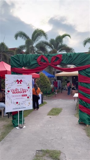 Where to Eat in Gensan: Flea Market Edition! Drop by the Holly Days Market this Nov 28–30, 2PM–10PM! ✨🎄 A cozy Christmas flea market filled with food, treats, and holiday vibes. Perfect for your chill hangout or food trip with friends and family! 🍴✨ #fleamarket #NewCafeAlert #wheretoeatingensan | Ric Sherwin Verzosa