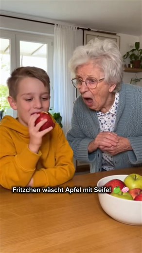 Oma schockiert! Fritzchen und das Seifen-Apfel-Experiment 😂 #lachen #lustig #deutscherhumor