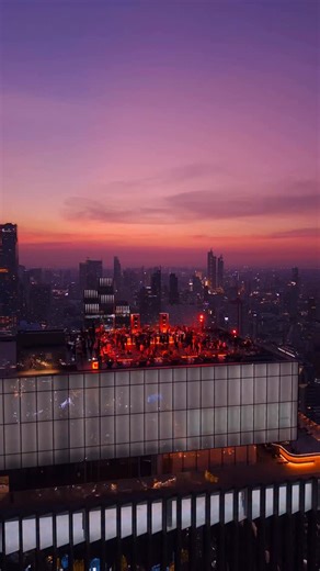 Bangkok has a brand-new rooftop, and you’re gonna f***ing love it. Aether Bangkok is seriously leveling up the rooftop game: incredible skyline views, minimalistic design, futuristic vibes, and a setting made to send you to the atmosphere. Yesterday’s music lineup was just unreal, pushing the entire experience into another dimension. Secure your NYE spot with us from Monday 22. Reply NYE to be the first to receive the booking link when it drops. This one will move fast. #BangkokRooftops #AetherB