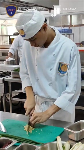 𝑲𝒊𝒕𝒄𝒉𝒆𝒏 𝑻𝒂𝒌𝒆𝒐𝒗𝒆𝒓 𝑺𝒆𝒓𝒊𝒆𝒔 – 𝑺𝒆𝒔𝒔𝒊𝒐𝒏 𝟗 The 𝐚𝐟𝐭𝐞𝐫𝐧𝐨𝐨𝐧 𝐬𝐞𝐬𝐬𝐢𝐨𝐧 brought our 𝟐𝐧𝐝 𝐘𝐞𝐚𝐫 𝐁𝐚𝐜𝐡𝐞𝐥𝐨𝐫 𝐨𝐟 𝐒𝐜𝐢𝐞𝐧𝐜𝐞 𝐢𝐧 𝐈𝐧𝐭𝐞𝐫𝐧𝐚𝐭𝐢𝐨𝐧𝐚𝐥 𝐂𝐮𝐥𝐢𝐧𝐚𝐫𝐲 𝐌𝐚𝐧𝐚𝐠𝐞𝐦𝐞𝐧𝐭 𝐬𝐭𝐮𝐝𝐞𝐧𝐭𝐬 back into the kitchen for an in-depth study of 𝐒𝐢𝐧𝐠𝐚𝐩𝐨𝐫𝐞𝐚𝐧 𝐁𝐚𝐤 𝐊𝐮𝐭 𝐓𝐞𝐡. With a strong focus on execution, students practiced extracting deep flavors, managing spice profiles, and fine-tuning broth consistency through hands-on