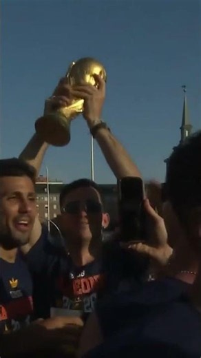 LOCURA en la RUA: BORJA IGLESIAS, MERINO BAILANDO, LLORENTE tomando el SOL...