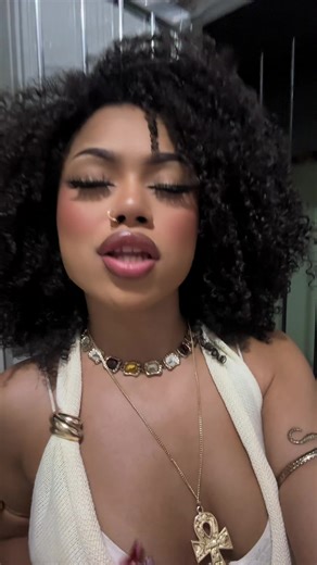 Carol Biazin: A Rising It Girl in Music