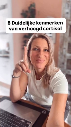 Chantalle Kamycki on Instagram: "Je lichaam kiest altijd voor overleving. Als het continu stress of onveiligheid ervaart ,mentaal of fysiek, dan schakelt het over op “survival mode”. En in die stand krijgt cortisol (je stresshormoon) voorrang op álles… ten koste van de hormonen die je haar en nagels laten groeien, je vet verbranden en je rust geven. Dat zie je terug in allerlei vage, maar hardnekkige klachten zoals: 🔸 Haaruitval 🔸 Slechte stoelgang 🔸 Hardnekkig buikvet 🔸 Slaapproblemen 🔸 Mo