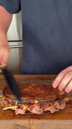 Este sándwich de carne cambia las reglas del juego por completo. ¡Solo por cómo se estira el queso vale la pena! ¿Con quién vas a compartir esto? | Chefclub México