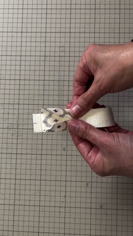 手芸部hanaco on Instagram: "余ったカバンテープとハギレで作るキーホルダーです 詳しい作り方はYouTubeをご覧下さい #hanaco_handicraft #手芸部hanaco #カバンテープ #アクリルテープ #キーホルダー #キーホルダー作り #ナスカン"