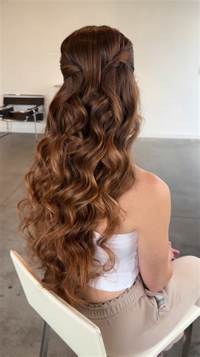 Emily | COLORADO & Beyond Bridal Hair on Instagram: "Long Flat Hair? This half up is about to change your mind👑🔥 Watch fine + LONG strands go from limp ➡️ LUSH half-up volume (yes, even past your waist). My volumizing magic works on ALL lengths! Formula that SLAYS: 1️⃣ Mo-hawk tease roots (½” sections) 2️⃣ Puff Me texture powder GRIT 3️⃣ Proportional crown puff (brow height) 4️⃣ Twist tuck + pin lock \[1]\[3]\[5] Shake test? She’s not going anywhere. DM HALFUP for checklist. 10 left for 2026 �