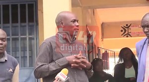 KCPE Exam shocker: "Hii results haiwezekani! Aaaii!! Headteacher of Moi DEB. Primary School in Kanduyi, Bungoma County, in tears after the school posted unexpected 2022 KCPE results. Top student scored 365 marks, while his own child scored 334 marks. 🎥/ Wanji Sostine | TV 47 Kenya