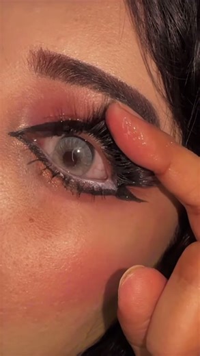 How to Apply Contact Lenses Easily