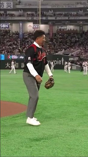 2-time #WorldBaseballClassic MVP Daisuke Matsuzaka throws the first pitch! 🇯🇵