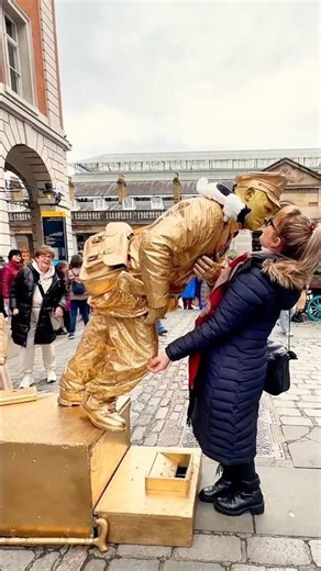 Who has Levitating Goldman’s heart. #valentinethestatue #londonlevitatinggoldman