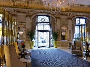 How do you let an entrance seamlessly fit into the design of your building? See how Affine design redesigned the beautiful and historic luxury hotel The Peninsula Paris - Official, with our Crystal Tournikets as the entrance. | Royal Boon Edam