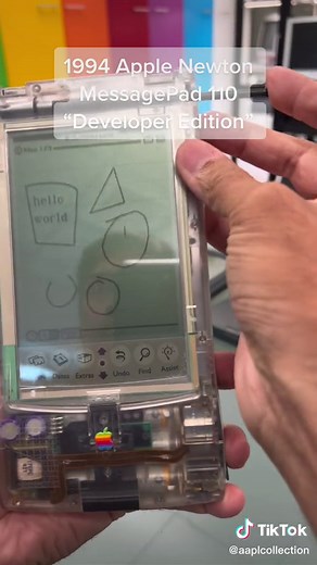 This 1994 Apple Newton MessagePad 110 was offered to #Apple Developers in a limited edition clear case. It was the second generation of the #MessagePad family, the first consumer products in the world to use an #ARM processor. 30 years later almost all smartphones and tablets, along with Apple’s #Mac computers, use CPU’s based on the ARM instruction. #apple #vintagecomputer#vintagecomputerng #vintagecomputers #vintageapple #retrocomputer #retrocomputing #retrocomputers #oldcomputer #newton