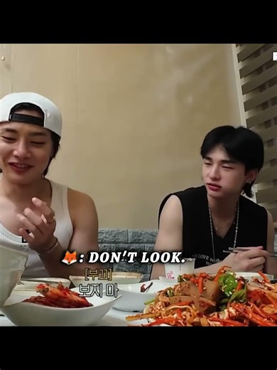 😂They are always ready to tease him.#skz#minho#hyunjin#jeongin