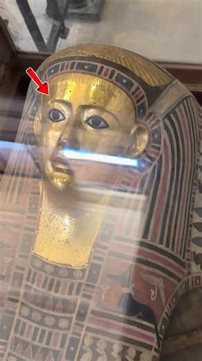 👁️ The Mummy That Watches You!👀 Imagine this…A mummy wrapped at the back in a strange and massive way!What’s the secret behind this unusual wrapping? Hidden objects, or a mysterious embalming technique?🎭 And then you see this golden mask…Its eyes seem to move!Look to the right — it’s staring at you.Look to the left — still watching!Was this just a trick of the light, or did the ancient Egyptians truly design the eyes to remain alive forever?⸻#Tutankhamun #Ägypten #VisitEgypt #EgiptoAntiguo #D