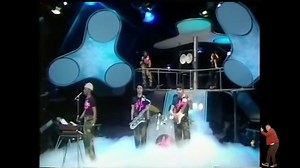 132K views · 7K reactions |  M Factor ➖ Pop Muzic (Música Pop) 1979 La letra habla de lo famosa que era la música pop en los años 60 y que en cualquier lugar se podía escuchar, sentir y hasta bailar. David Bowie hace el sonido de palmas en el tema. | Chavo RucosMúsica | Facebook