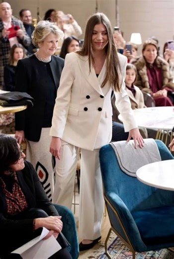 Does the princess have feelings for this stranger? #familiarealespañola #infanta_sofía