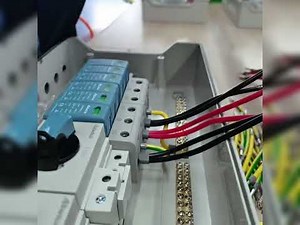 How to connect PV combiner box？