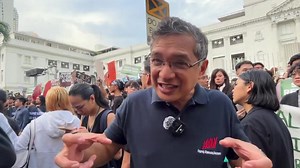 ‘WE HAVE TO KEEP UP THE PRESSURE’ WATCH: Bayan Chairman Teddy Casiño, backed the academic walkout against corruption held by students from DLSU-Manila and College of St. Benilde on Monday, saying Filipinos must ‘keep up the pressure’ on supposed misuse of public funds. “We have to keep up the pressure. At ang kabataan ang mahalaga diyan dahil ang mga kabataan natin, sila yung may energy, sila yung may drive, at sila yung may pinaka-malaking stake sa pagbabago ng ating lipunan,” Casiño said. | vi