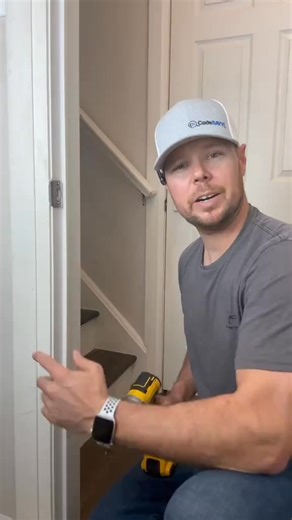 50K views · 469 reactions | 瀞Hack to fix a loose screw in wood 蝹 Grab a Q-Tip and some Krazy Glue 浪 It works AMAZING  #Home #fix #DIY #tips #door #holidaygift | KencLong | Facebook