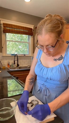 This video is from a year ago, but it’s still one of my favorites. Here I was rehydrating an umbilical cord so I could shape it into a heart before it dried. The cord is the very first connection between mama and baby, carrying every bit of nourishment and oxygen they needed to grow. Preserving it in a heart shape is such a sweet way to honor that bond and keep a piece of the birth story forever. 🤎 | Emily Anderson