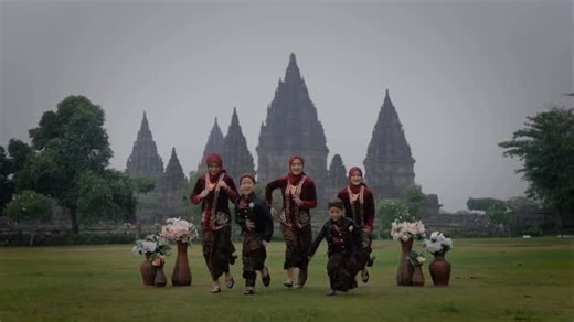Noise Pictures on Instagram: "Kisah keluarga bahagia di candi prambanan🍃 @irfanhakim75 & @dellasip ——————————————————————————— JASA FOTO BAJU ADAT CANDI PRAMBANAN DENGAN PAKET DAN FASILITAS TERLENGKAP - Makeup - Baju adat & Aksesoris - ⁠Pilihan baju adat ada banyak - Perizinan & Htm - Dekorasi dan properti konsep adat - Kursi & Meja istirahat + gratis makanan dan minuman - All file ori diberikan + Edit ratusan file - Pengerjaan editing sangat cepat ——————————————————————————— Reservasi : 087898