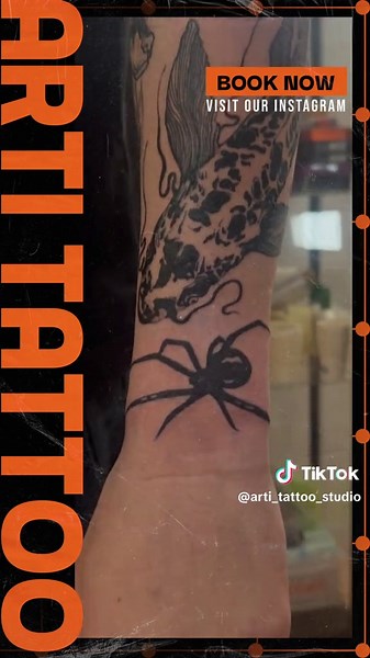 🤳Ai căutat „tatuaje Timișoara” și ai ajuns aici? Bine. Înseamnă că Google e în formă, iar tu ești la două scroll-uri distanță de o decizie pe viață. La Arti Tattoo Studio Timișoara, nu dăm copy-paste din Pinterest și nu-ți spunem că “e original” dacă l-au purtat deja 300 de oameni. Facem tatuaje cu chef, cu minte, și cu un pic de sarcasm pe margine. 😏✍️ Vrei ceva mic? Mare? Hai să vorbim. Dacă e doar de poză… mai bine îți pui un filtru. 📩 Scrie în DM pentru programări. Cerneala rămâne. Glumel