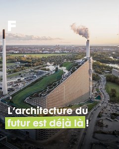 Voici 5 des bâtiments les plus écologiques au monde ! 🏗️🌍 L'architecture écologique répond aux défis environnementaux avec des bâtiments durables qui optimisent l'efficacité énergétique, utilisent des matériaux écologiques et réduisent les émissions de carbone. Au Danemark, le CopenHill transforme 440 000 tonnes de déchets en énergie pour 600 000 personnes et intègre une piste de ski, un mur d'escalade et un sentier de randonnée. À Taïwan, le Taipei 101, certifié LEED Platine, optimise l’énerg