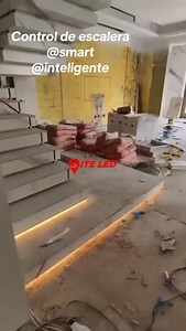 "Luces inteligentes para tu escalera" se trata de nuestro controlador de 32 pasos por metro controla de forma secuencial el encendido mediante dos sensores uno al inicio comienza la secuencia y al pasar se apaga y el otros sensor conectado al final inicia la secuencia también manteniendo la lógica de iluminar siempre la escalera por ser un área común. Domótica pura señores al servicio dentro de tu casa, solicítala en WhatsApp 997320241 #casacor #fypシ #trend #trending #viral #parati #cintaled #le