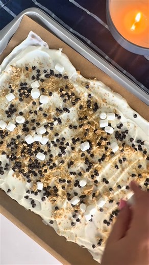 Jet-Puffed Marshmallows ® on Instagram: "Who says you can’t have s’mores in January? Satisfy your campfire cravings with this simple, no-bake treat. 🍫🔥 1 bag Jet-Puffed Mini Marshmallows 2 cups vanilla yogurt Chocolate chips Crushed graham crackers How to Make It: 1. Place parchment paper on a baking sheet and spread a thin layer of yogurt on top. 2. Add chocolate chips, crushed crackers and Jet-Puffed Mini Marshmallows. 3. Freeze for at least 2 hours and then break the bark into snackable pie