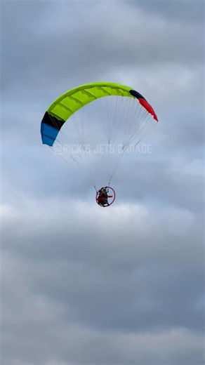 Flying the new WOLFBUSH R/C Mini Stunt Paraglider 🪂 from StirlingKit! . This is a Ready to Fly Model that comes with all you need in the box! Guys it’s tons of fun! 💥💥 . If you are interested in this product check the link tree in my bio or my stories today! ✅ . . . Follow my IG and TikTok pages for more!✅️ @ricks_jets_garage and susbscribe🔔 on my Youtube channel for the full flight videos in high quality, link in bio! . . . #rcplane #rcplanes #rcaeroplane #flying #airplanes #aviation #rc #r