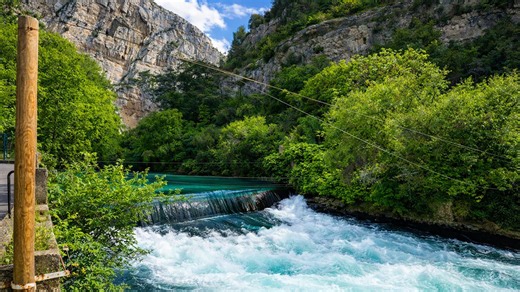 Explore Fontaine de Vaucluse and its crystal clear river (4K)